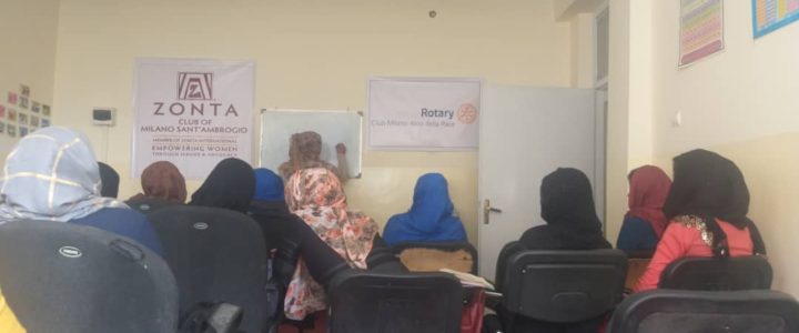 Corso di alfabetizzazione per donne a Kabul